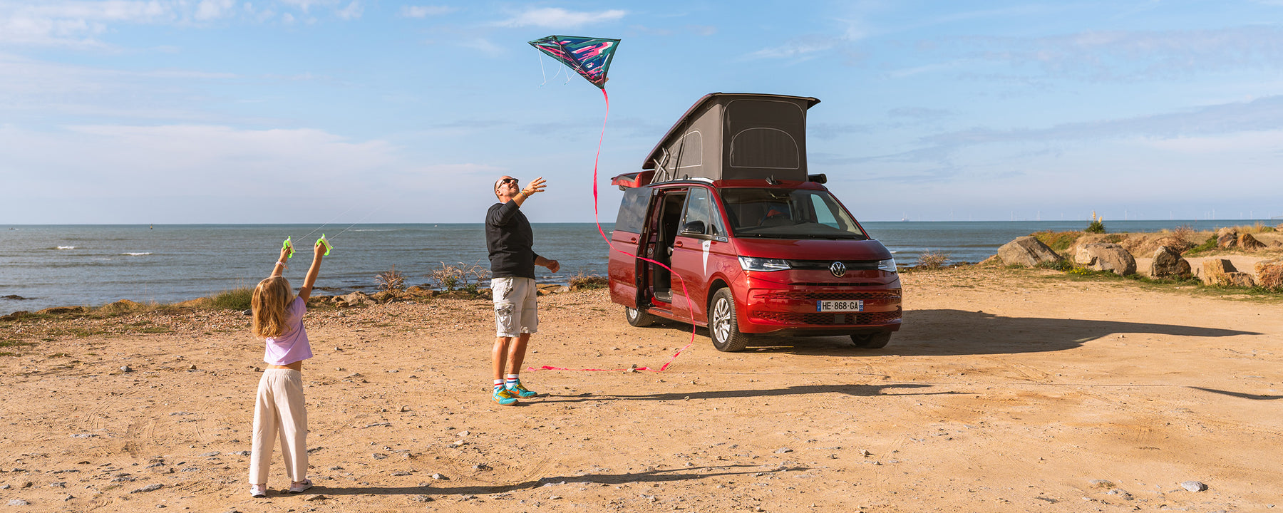 Roadtrip à la plage en van aménagé